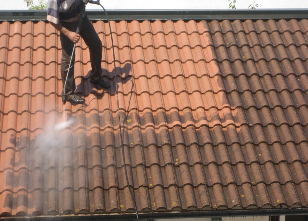 nettoyage toiture par couvreur pro à Chassieu