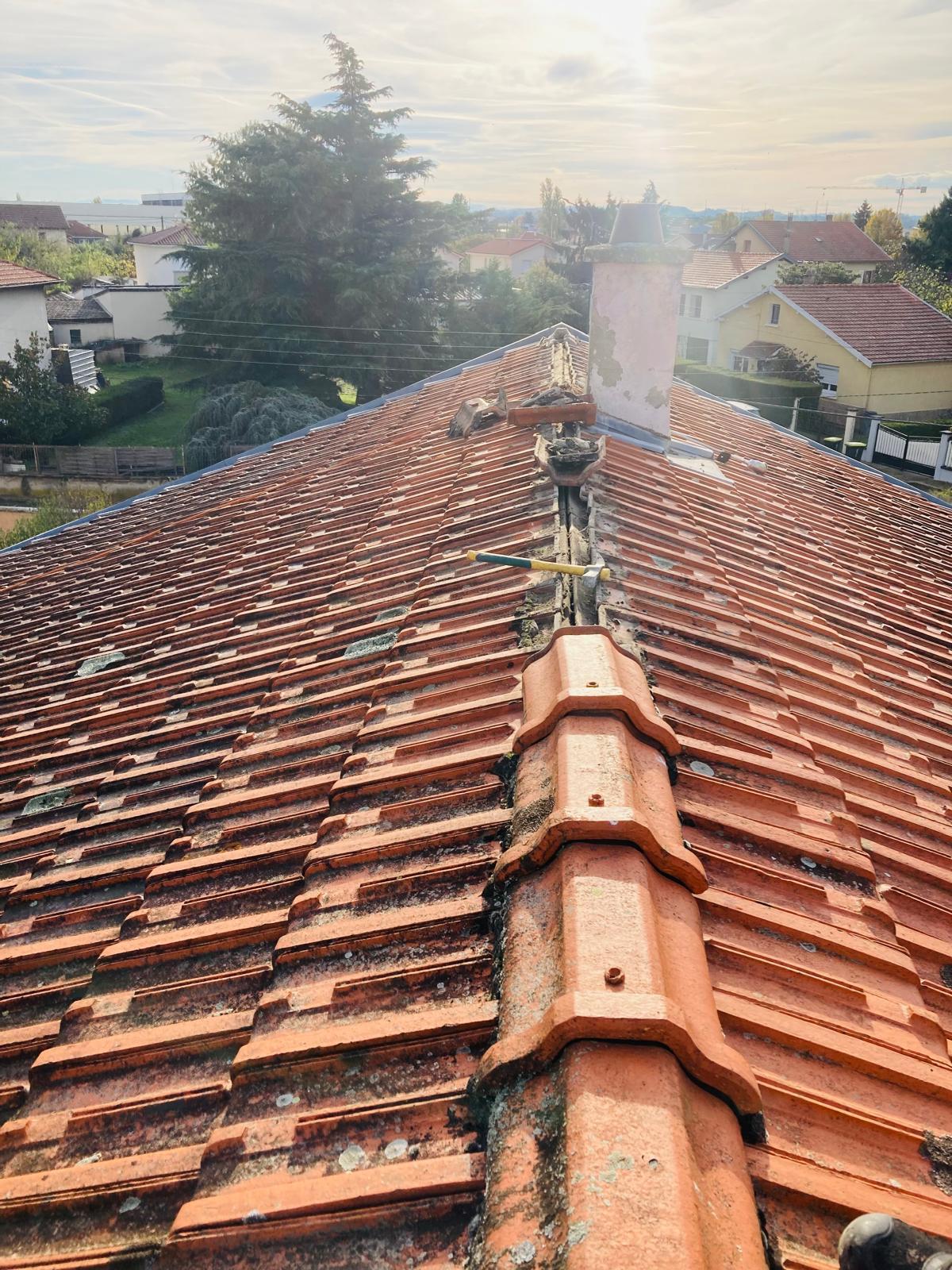 Démontage des anciennes tuiles faitières à Saint-Priest avant réparation toiture