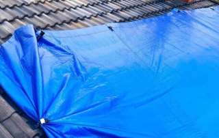 couvreur pose bâche en urgence à Lyon pour fuite de toit après tempête