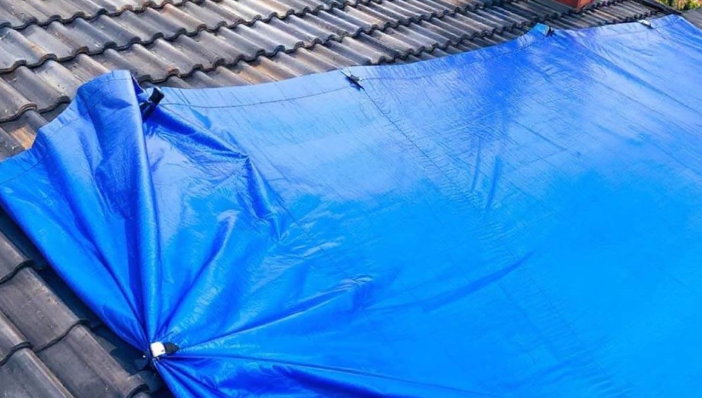 couvreur pose bâche en urgence à Lyon pour fuite de toit après tempête