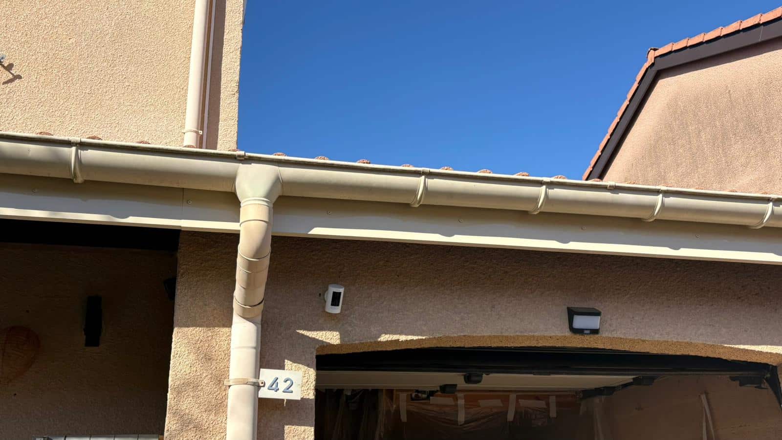 remplacement de gouttières PVC à st Genis les Ollières