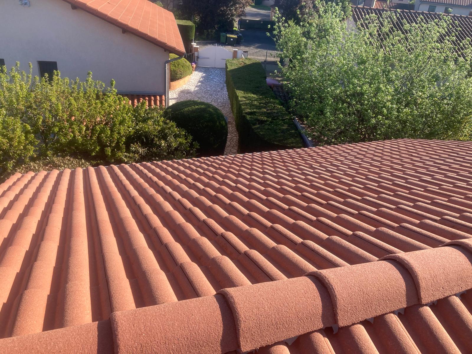 Couvreur avec expérience pour remplacement de tuiles faitières à Francheville (69) Couvreur avec expérience pour remplacement de tuiles faitières à Francheville (69)