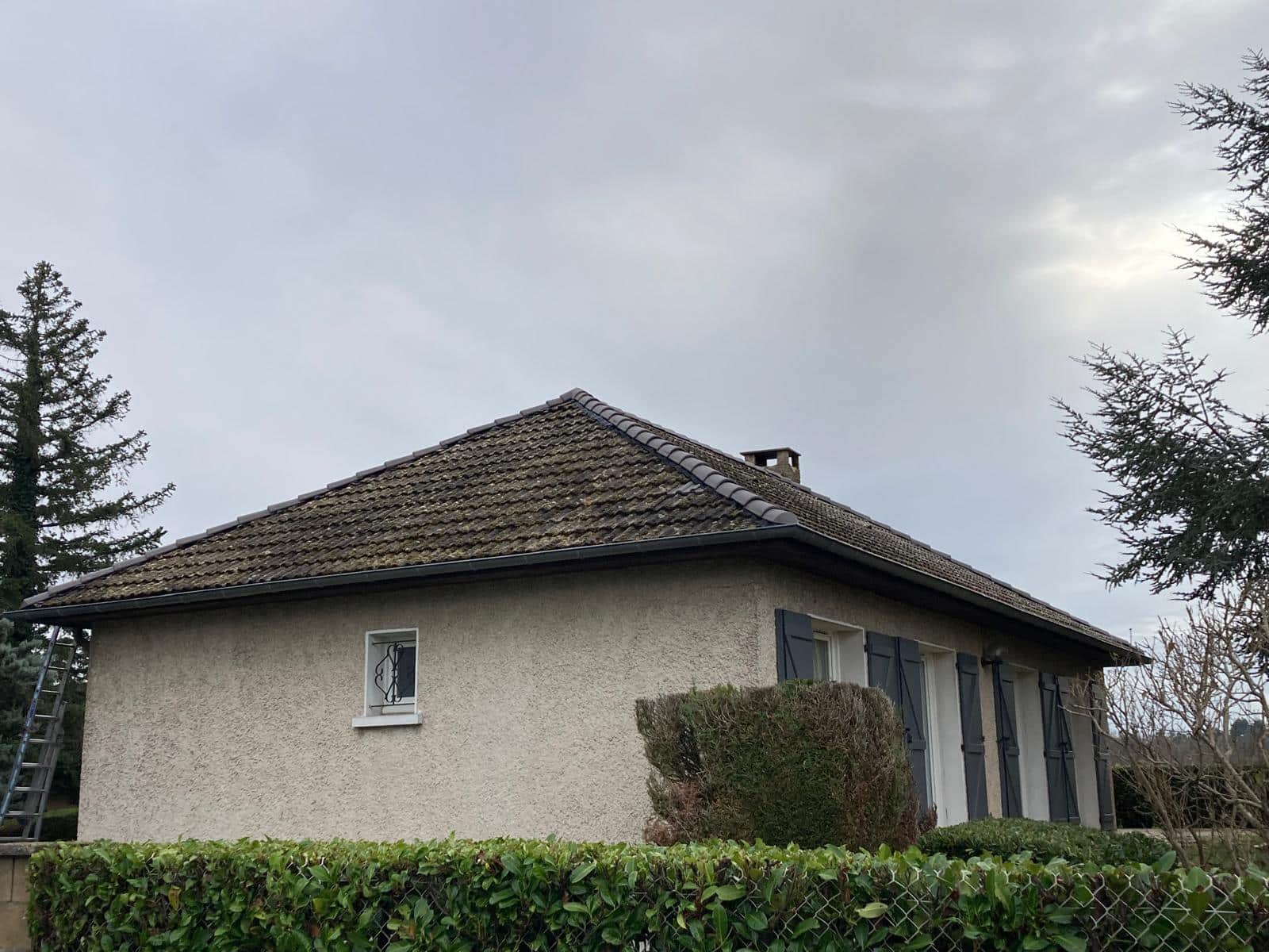 couvreur à Chassieu pour pose d’un nouveau faitage sur toiture couvreur à Chassieu pour pose d'un nouveau faitage sur toiture
